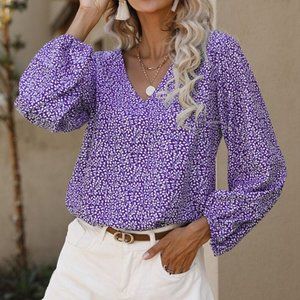 Coeur de vague- Purple and white foliage bishop sleeve V-neck top